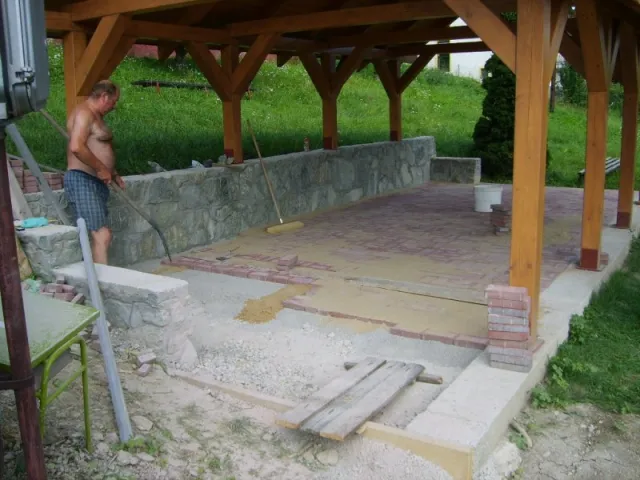 Výstavba altánku v ZŠ