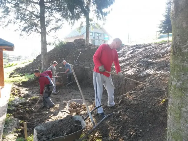 Výstavba prírodného javiska v MŠ