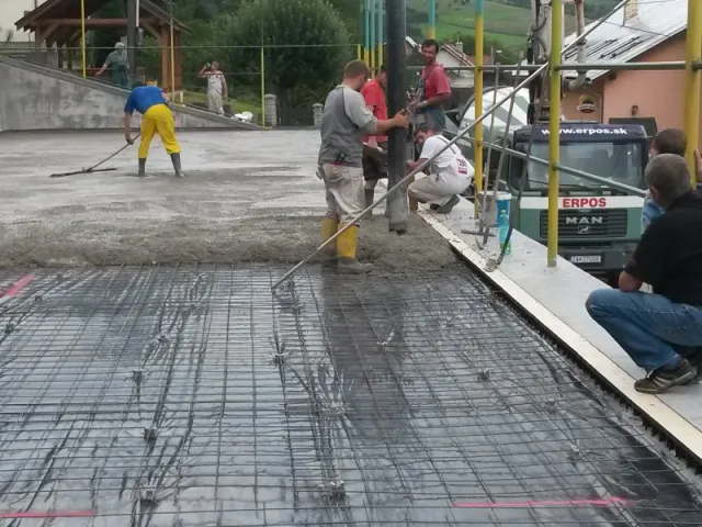 Betónovanie ihriska pri ZŠ