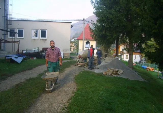 Výstavba prírodného javiska v MŠ