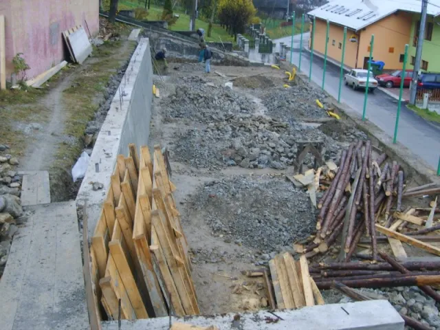 Oporný múr ZŠ