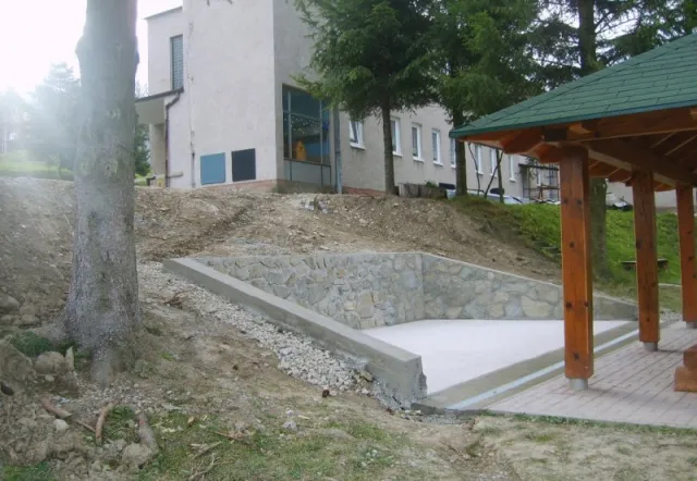 Výstavba prírodného javiska v MŠ