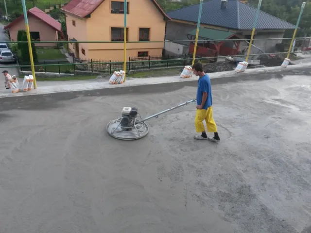 Betónovanie ihriska pri ZŠ